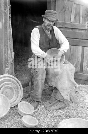 Herr George Lailey in der alten Handwerk der Holzschüssel Herstellung in Bucklebury , Berks beschäftigt. Eine Industrie, die von seinem Vater, Großvater und Urgroßvater weitergeführt wird. 10 Dezember 1922 Stockfoto