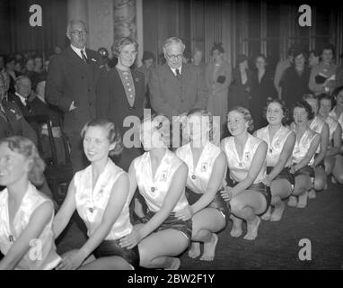 Sir Kingsley Wood (Gesundheitsminister) , sieht eine Demonstration von Mitgliedern der Frauenliga für Gesundheit und Schönheit bei der Eröffnung einer neuen Niederlassung im Gesundheitsministerium. 12. Oktober 1937 Stockfoto