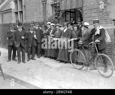 Golder's Green und Hampstead Garden City Bezirke Postfrauen starten ihre Runden. 1917 Stockfoto