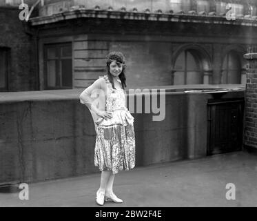 Alles getan durch will Power. Resista (Frau P.J. Bush), das 7-Stein-Mädchen, das sich allen Versuchen widersetzt, sie zu heben, kann ihren Willen an anderen Menschen wirken. Stockfoto