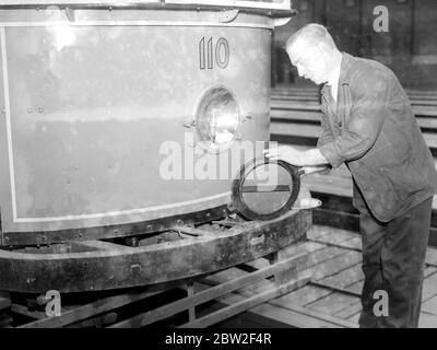 Vorsichtsmaßnahmen bei Luftangriff Vorbereitungen für die Ausschwärze. Metallscheiben, die an den Scheinwerfern der Straßenbahnen angebracht werden, nur ein Schlitz des Lichtes wird zeigen.. 29 Juli 1939 Stockfoto