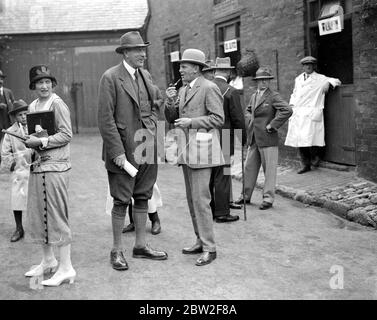 Basset Hounds Show im White Lion Hotel, Banbury. Col Burns Hartopp und Major G. Heseltine. 24. oktober 1934 Stockfoto