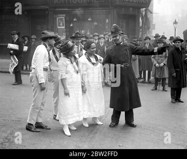 Hawaiianer in London. Ein Polizist wies sie zu Selfridge's. 28. Januar 1921 Stockfoto