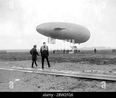 Der König und die Königin besuchen die Air Station. Wo Prinz Albert ein Offizier ist. (At Cranwell), 11. April 1918 Stockfoto