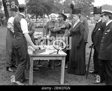 Königlicher Besuch im Roehampton Hospital, wo Soldaten verloren Gliedmaßen durch mechanische ersetzt werden. Der König stellt Fragen zu Gelenken. 30 Juli 1918 Stockfoto