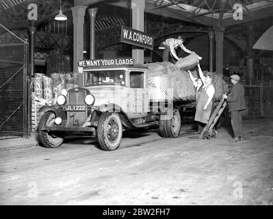 Bedford LKW wird auf dem W A Conford Depot des Borough beladen. Das Schild auf dem LKW lautet Wir wollen Ihre Lasten 1934 Stockfoto