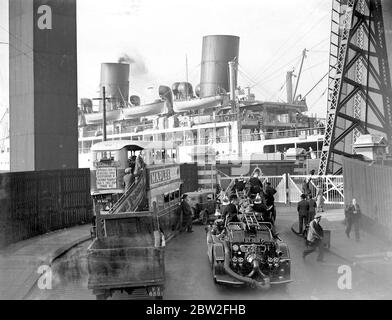 Feuerlöschmaschinen an Docks. 1934 Stockfoto