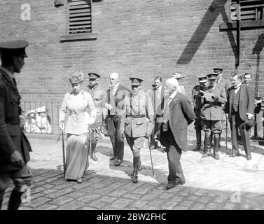 Ihre Majestäten verlassen Gates und Co. Bradford. Ihre Majestäten bei den Werken von Sir Titus Salt ( Bart ) & Sons and Co. 1. Juni 1918 Stockfoto