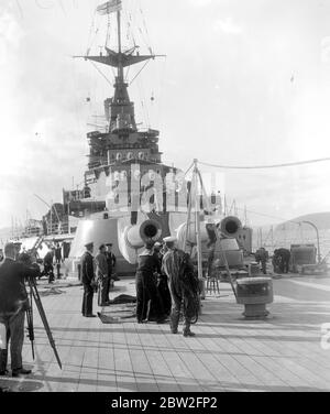 Die Atlantikflotte übt im Moray Firth mit Matrosen auf HMS Renown, die nach dem Schießen ihre 15 Zoll Kanonen putzen. Stockfoto