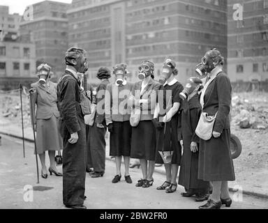 Kriegskrise, 1940. Vorsichtsmaßnahmen bei Luftangriff die Szene im Chelsea Town Hall, wo die Öffentlichkeit eingeladen wurde, die Gaskammer zu benutzen, um ihre Atemschutzgeräte zu testen. 15 Juli 1940 Stockfoto