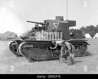 Ein Vickers Medium Mk II (rechts) der 1. Panzerbrigade auf der Salisbury-Ebene, der auf dem Feld betankt wird. Bis 20. August 1935 Stockfoto