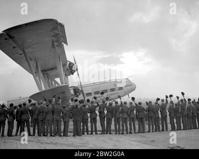 Alte und moderne Flugzeuge in Hanworth . Der neue Riese Imperial Airways Liner Hannibal und eine exakte Nachbildung von Bleriot 's berühmten Eindecker, in dem er flog den Kanal. Juni 1931 Stockfoto