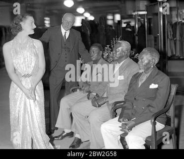 Ost trifft West. Ndansa Kumalo, der einheimische Häuptling aus Südrhodesien, trifft auf Dawn, den Selfridge Mannequin. Kumalo war in England, um die Rolle von Lobengula in Rhodes Film zu spielen. 15. Oktober 1935 Stockfoto