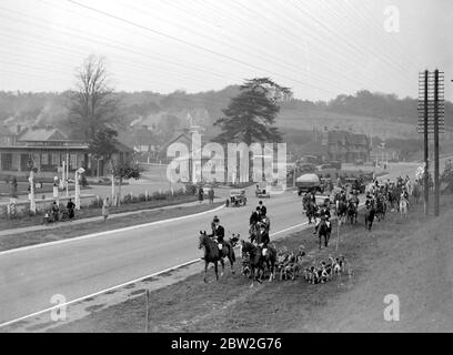 Die Royal Artillery (RA) Schleppjagd in Green St Green, Kent, zieht aus. 1934 Stockfoto