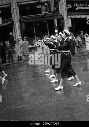 Die Königliche Tour durch Kanada und die USA von König George VI und Königin Elizabeth, 1939 der König und die Königin wird von der Thief River Falls Girl Band aus Minnesota, USA begrüßt, Paraden im Regen hinunter Portage Avenue, die Hauptstraße von Winnipeg, Kanada Stockfoto