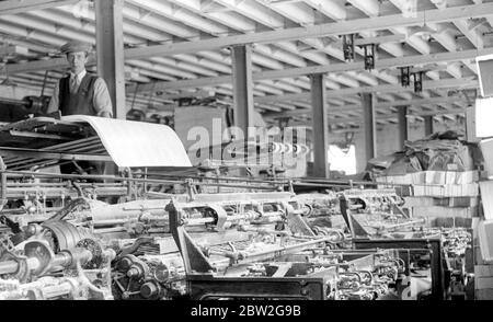 Bei den Herren James Burns' Buch Binding Werke in Esher. Maschine Falten mit einer dexter Maschine. 15 Mai 1923 Stockfoto