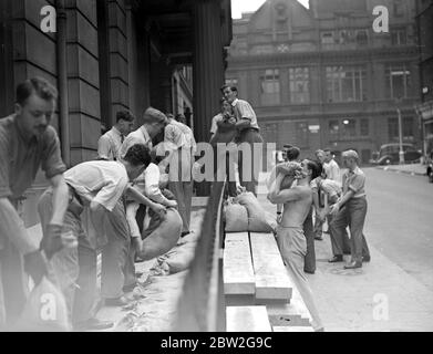 Kriegskrise, 1939. Air RAID Vorsichtsmaßnahmen Sandbagging Studenten im Charing Cross Krankenhaus. Bis 31. August 1939 Stockfoto