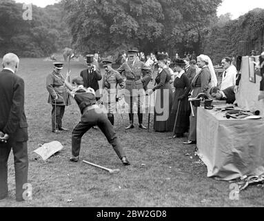 Königlicher Besuch im Roehampton Hospital, wo Soldaten verloren gegangene Gliedmaßen durch mechanische Ersatzstoffe ersetzt werden. Holzhacklog. 30 Juli 1918 Stockfoto