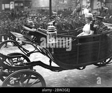 Silberner Hochzeitsservice im St Paul's. King und Queen verlassen. August 1918 Stockfoto