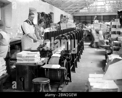 Bei den Herren James Burns' Buch Binding Werke in Esher. Eine geniale Maschine whci sammelt die nummerierten Seiten und stapelt sie in mumerical Reihenfolge. 15 Mai 1923 Stockfoto