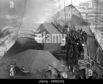 Die atlantische Flotte bei Moray Firth. 4 Zoll schießen auf C.M.B. Ziel für achtern Kontrolle oben auf H.M.S. Renommee. 1928 Stockfoto