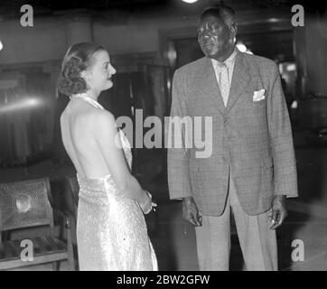 Ost trifft West. Ndansa Kumalo, der einheimische Häuptling aus Südrhodesien, trifft auf Dawn, den Selfridge Mannequin. Kumalo war in England, um die Rolle von Lobengula in Rhodes Film zu spielen. 15. Oktober 1935 Stockfoto