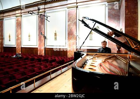 REDAKTIONELLE VERWENDUNG NUR der Pianist Stephen Hough probt vor der Eröffnung der ersten Serie von Live-Übertragungen seit der Sperrung von BBC Radio 3 in der Wigmore Hall am Montag. Stockfoto