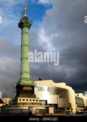 Paris 12eme Arr. Opera Bastille. Place la Bastille, Freiheitssäule. Ile-de-France. Frankreich Stockfoto