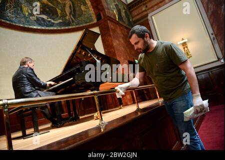 REDAKTIONELLE VERWENDUNG NUR der Pianist Stephen Hough probt vor der Eröffnung der ersten Serie von Live-Übertragungen seit der Sperrung von BBC Radio 3 in der Wigmore Hall am Montag. Stockfoto