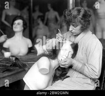 Die Herstellung von Wachsmodellen bei Sage's, Gray's Inn Road. Befestigen von Seidenrähnen auf der Kopfhaut. 27 Februar 1921 Stockfoto