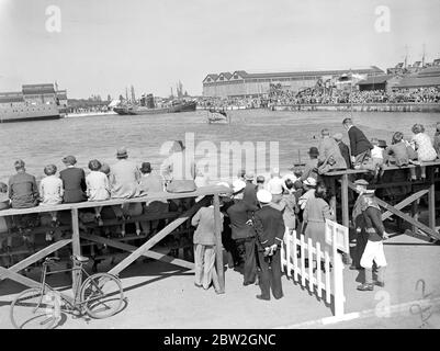 Chatham Navy Week. Allgemeine Ansicht. Foto zeigt das U-Boot H32 der Royal Navy H Klasse unter dem Heck der HMS Sheffield (ganz links). August 1938 Stockfoto