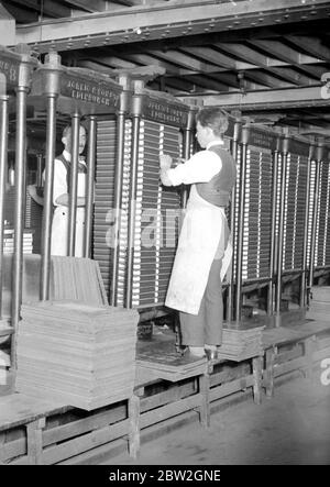 Bei den Herren James Burns' Buch Binding Werke in Esher. Hydraulische Presser in der Verleimabteilung . 15 Mai 1923 Stockfoto