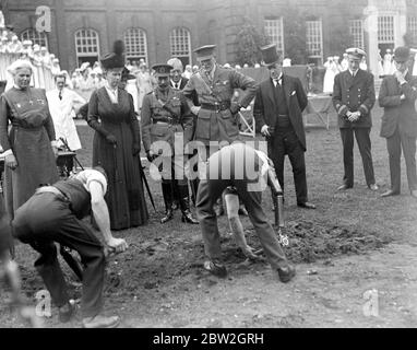 Königlicher Besuch im Roehampton Hospital, wo Soldaten verloren gegangene Gliedmaßen durch mechanische Ersatzstoffe ersetzt werden. Graben. 30 Juli 1918 Stockfoto