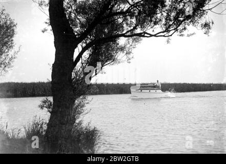 Ein Mann fährt auf den Broads, Norfolk 1933 Stockfoto