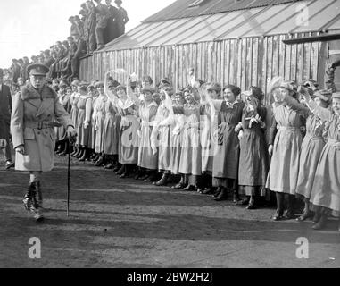 Prince of Wales Besuch der Industriezentren von South Wales. Von Munitionsmädchen angefeuert 22. Februar 1918 Stockfoto