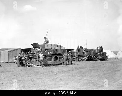 Ein Vickers Medium Mk III und zwei Vickers Medium Mk II (rechts) der 1. Panzerbrigade auf der Salisbury Plain, die auf dem Feld gewartet werden. Bis 20. August 1935 Stockfoto