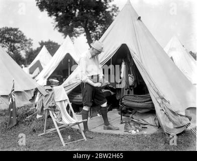 Rev. J. Gouge McCormick, außerhalb des Harvesters Camps in Weasenham, Norfolk, wo Schulmeister und Geistliche bei der Ernte helfen. Stockfoto