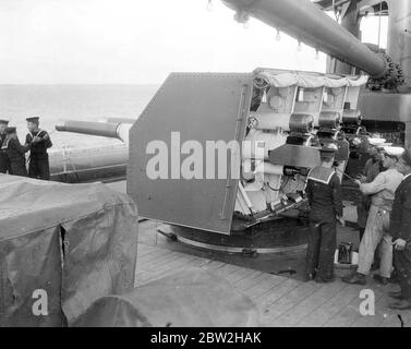 Die atlantische Flotte bei Moray Firth. Reinigung dreifach 4 Zoll Pistolen nach dem Training mit lebenden Schalen auf Renown. 1928 Stockfoto