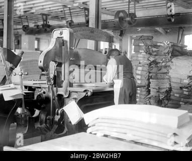 Bei den Herren James Burns' Buch Binding Werke in Esher. Quire Schneiden zum Falten von Hand. 15 Mai 1923 Stockfoto