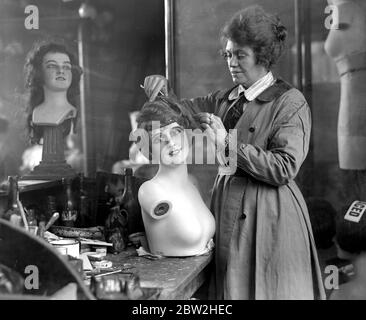 Die Herstellung von Wachsmodellen bei Sage's, Gray's Inn Road. 1921 Stockfoto