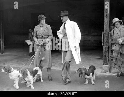 Basset Hound Show im White Lion Hotel, Banbury. Frau De Lisle Bush und zwei ihrer Hunde und Herr H.A. Frost. 24. oktober 1934 Stockfoto