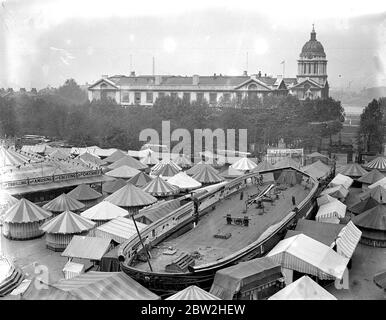 Ein allgemeiner Überblick über die Messe auf dem Gelände der Royal Hospital School, Greenwich, London, zugunsten der Dreadnought und Miller General Hospitals. Das Ausbildungsschiff ist im Zentrum zu sehen, im Hintergrund das Royal Naval College. 26. September 1933 Stockfoto