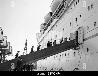 Die Königstour durch Kanada und die USA von König George VI. Und Königin Elizabeth, 1939 Königin Maria und andere Mitglieder der Königlichen Familie gehen an Bord der Kaiserin von Australien, um sich von König und Königin zu verabschieden. Mai 1939 Stockfoto