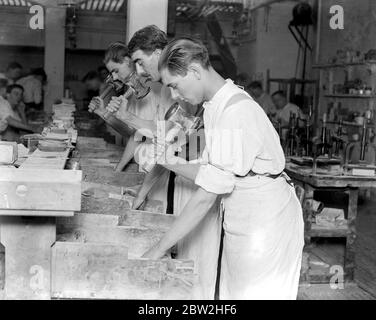 Schlagen Des Goldblatts . Die Kunst des Schlagen von feinem Blattgold bestand vor 4,000 Jahren und viele der Schätze von luxor sind mit herrlichen Exemplaren des Handwerks verziert. Heute wird die Kunst des Schlagen von Blattgold von den Herren G. M. zur Perfektion gebracht Whiley, Whitfield St, Tottenham CT RD, die das Geschäft seit Jahren weiterführen. Schlagen mit 12 Pfund Hämmer . 29. Januar 1923 Stockfoto