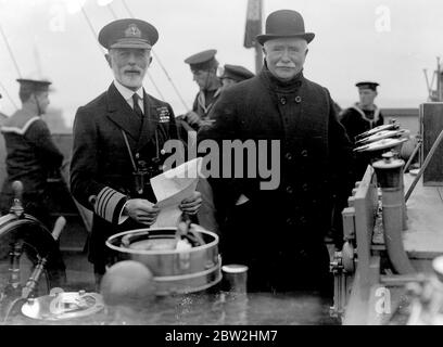 Die Atlantikflotte montiert sich in Spithead, um den Besuch der Dominion Premiers zu besuchen. Admiral Sir Sydney Fremantle und Mr Massey, Premierminister von Neuseeland. Oktober 1930 Stockfoto