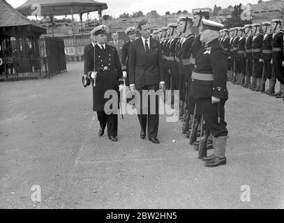 R.N.V.R. Re-Union im Crystal Palace. Der Herzog von Kent inspiziert die Ehrengarde. Juni 1938 Stockfoto