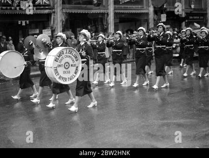 Die königliche Tour durch Kanada und die USA von König George VI und Königin Elizabeth, 1939 der König und Königin wird von der Thief River Falls Girl Band aus Minnesota, USA begrüßt, Paraden im Regen hinunter Portage Avenue, die Hauptstraße von Winnipeg, Kanada. Stockfoto