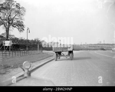 Belisha Leuchtturm und Auto. 1934 Stockfoto