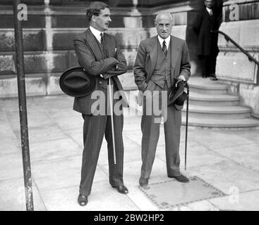 Downing Street. Anthony Eden (Bundesminister) und Sir Samuel Hoare (Außenminister). 13 Oktober 1935 Eden, [Robert] Anthony Britischer Politiker; britischer Außenminister 1935-1938, 1940-1945, 1951-1955; britischer Premierminister 1955-1957; zurückgetreten wegen Suez-Krise  1897-1977 Stockfoto