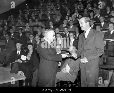 Guy's Hospital Preisverteilung durch den Gesundheitsminister (Sir Kingsley Wood). Sir Kingsley Wood überreicht den Preis und die Auszeichnung des Schatzmeisters an P.W. Clarkson für die klinische Chirurgie. Oktober 1935 Stockfoto